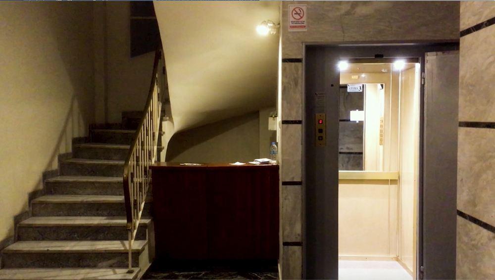 «Σωτήρη, τώρα τι θα κάνουμε χωρίς λογαριασμούς;» Το ασανσέρ, το χρέος, και η απόρριψη της στυγνής αισιοδοξίας