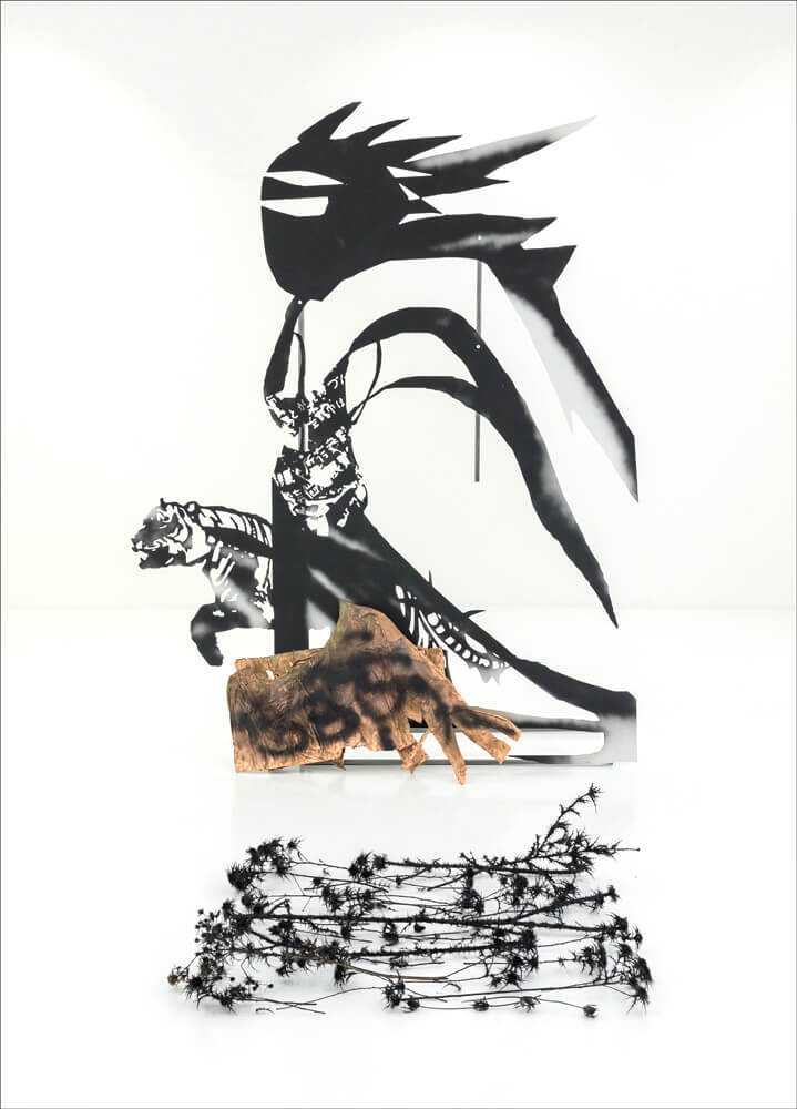 Λητώ Κάττου «Hunter», 2020, Aλουμίνιο, ατσάλι, ακρυλικό χρώμα, ηλεκροδιαμορφωμένος χαλκός, αποξηραμένα γαϊδουράγκαθα 195 x 150 x 58 εκ. (Φωτ.: Andriano Ferreira Borges & Καλλινίκου) Ευγενική παραχώρηση της καλλιτέχνιδας και της Γκαλερί Duarte Sequeira, Μπράγκα 