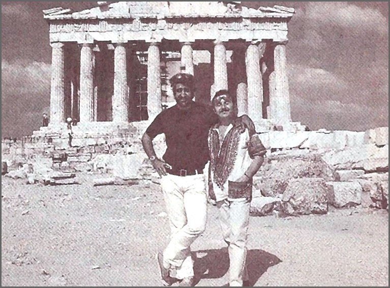 Από τη δημοσίευση του ημερολογίου της παρέας του «Mad» στην Αθήνα: Ο Σέρτζιο Αραγκόνες (αριστερά) με το φωτογράφο του περιοδικού, Έρβινγκ Σλάιντ, στον Παρθενώνα. 