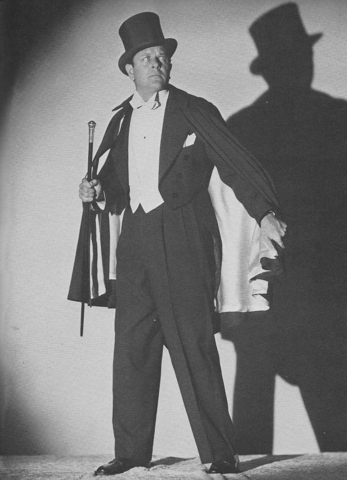 Ο μάγος Μαντρέικ ξεκίνησε το 1934 ως κόμικς, σε σενάριο Λι Φολκ και σχέδιο Φιλ Ντέιβις. Πέντε χρόνια αργότερα έγινε και ταινία, με τον Γουόρεν Χαλ στον ομώνυμο ρόλο. 