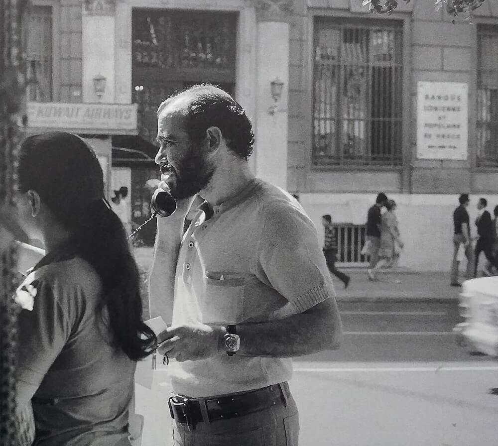 Μπλε βαθύ, σκούρο γκρι: Αποχρώσεις του μαύρου στον γυναικείο μονόλογο