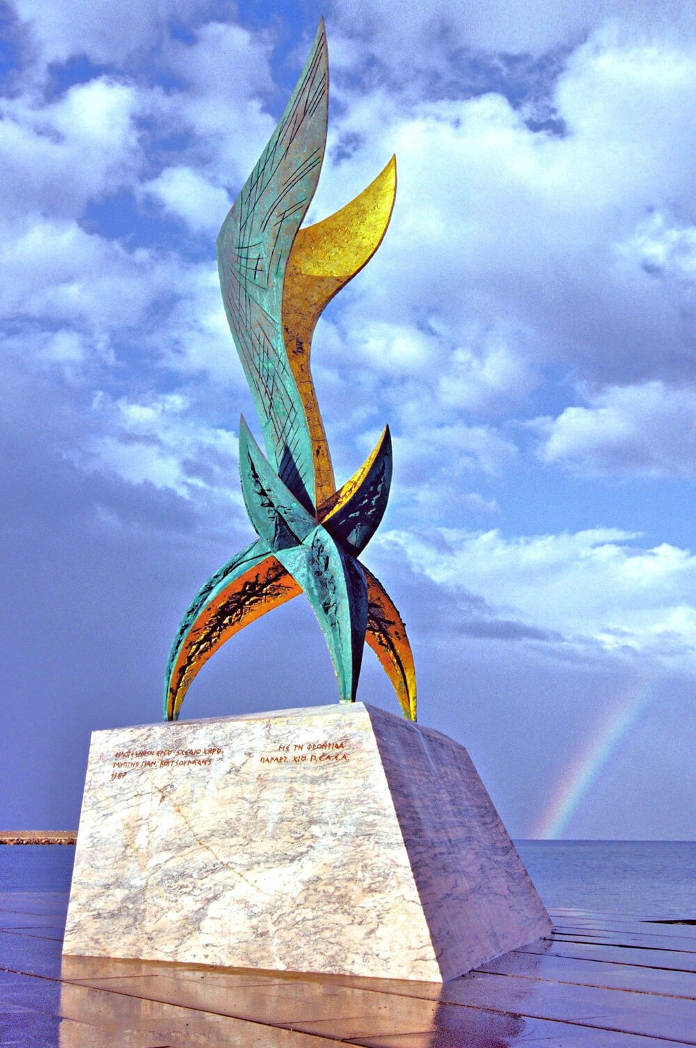 Το μνημείο της Εθνικής Αντίστασης στον λιμένα της Χίου 