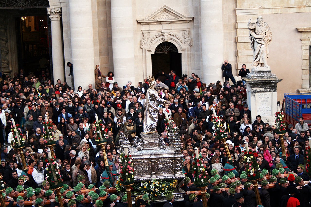 Λιτανεία στη γιορτή της Αγίας Λουκίας στην Piazza Duomo στις Συρακούσες 
