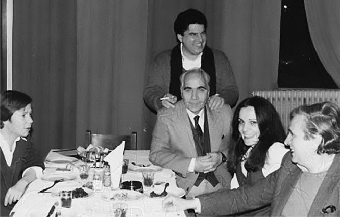 1982. Προσωρινή Διοικούσα Επιτροπή της Εταιρείας Συγγραφέων. Από αριστερά: Βασίλης Στεριάδης, Γιάννης Κοντός (όρθιος), Γιάννης Αγγέλου, Τζένη Μαστοράκη