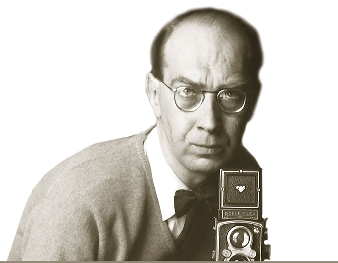Ο Φίλιπ Πάρκιν πίσω από την Rolleiflex, 1957
