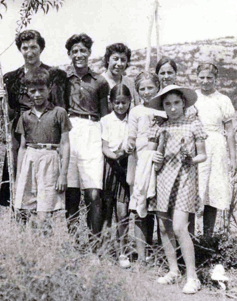 Παιδική ηλικία σε χωριά της Κρήτης (Ο Μανόλης με άσπρο παντελόνι, η Λούλα με ψαθάκι)