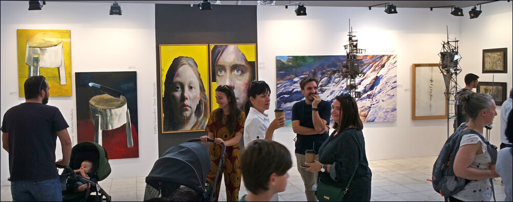 «... Ζευγάρια με βρέφη σε καροτσάκια, αργόσχολοι περιπατητές του Εθνικού Κήπου, φίλοι του βιβλίου από την Έκθεση Εκδοτών που λειτουργούσε δίπλα, γέμισαν ασφυκτικά το ιστορικό Ζάππειο Μέγαρο ...»