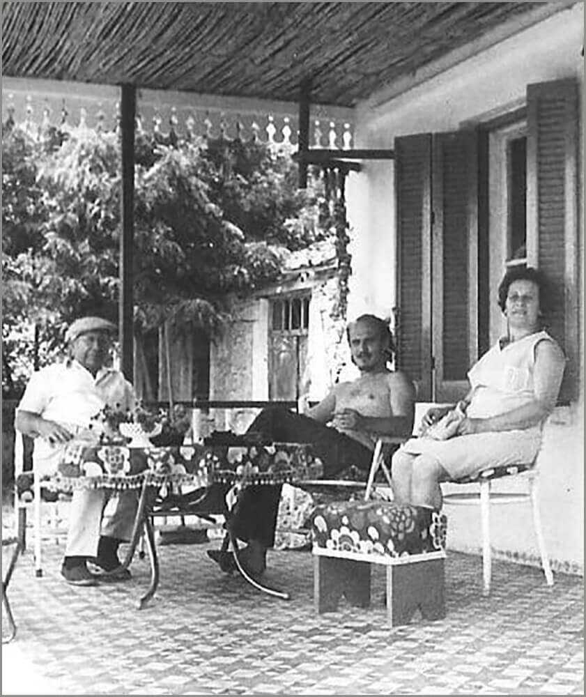 Αγροσυκιά, Αύγουστος 1972. «Με τους γονείς μου, μετά την περιοδεία στον Αλιάκμονα ποταμό».