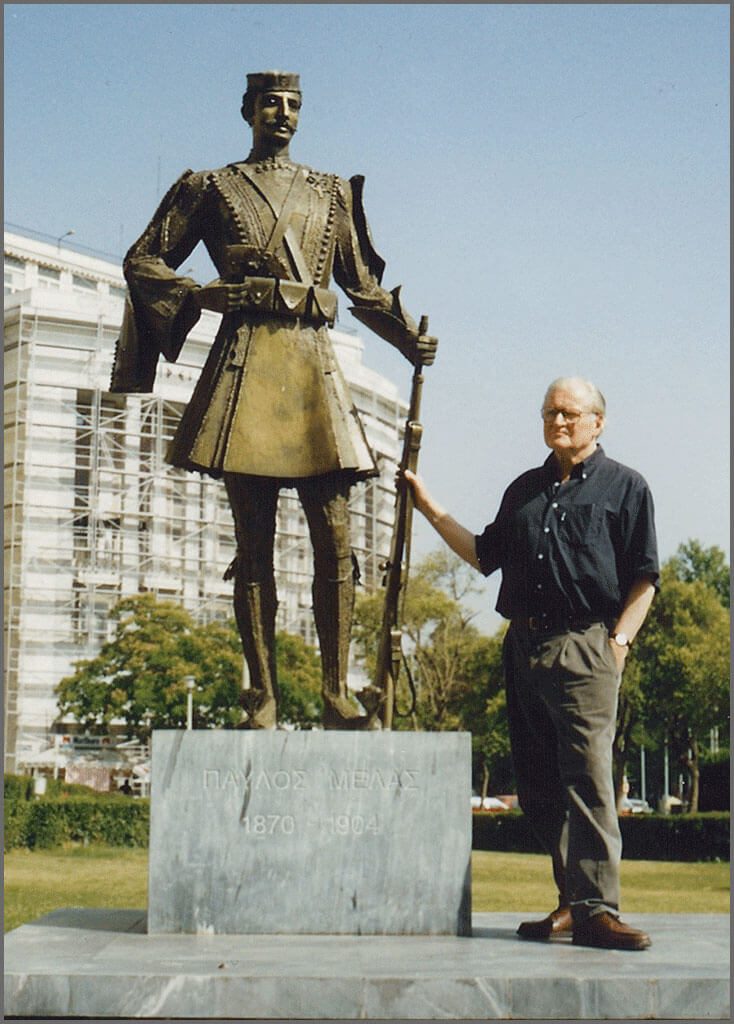 Θεσσαλονίκη 1997. Στο άγαλμα του Παύλου Μελά. (φωτ. Β. Παπαγεωργίου)