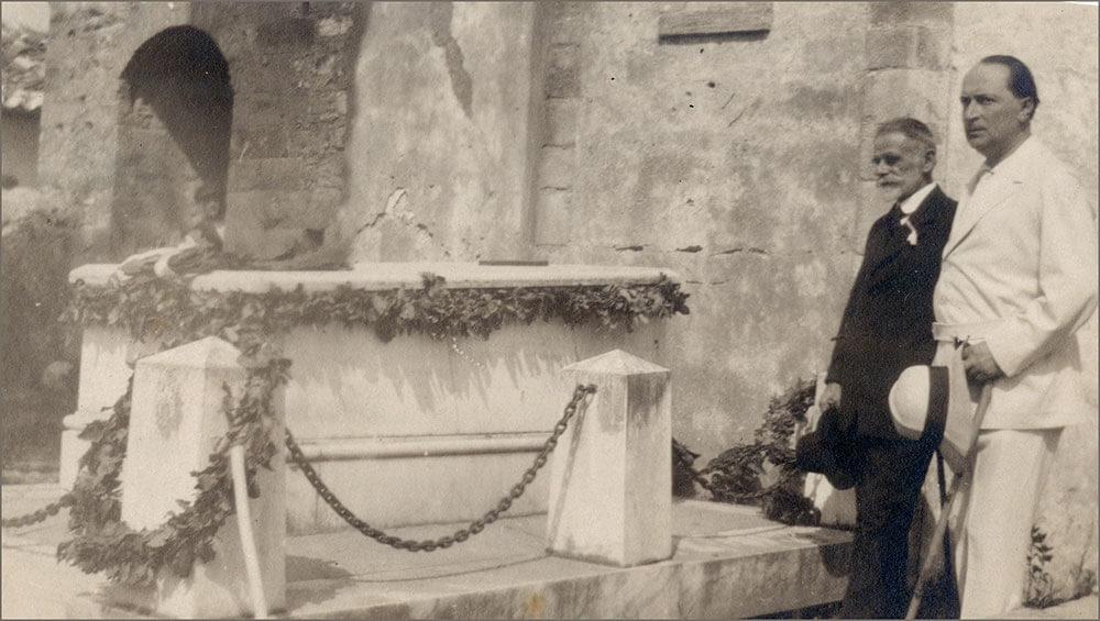 Ο Σικελιανός με τον Παλαμά στον τάφο του Βαλαωρίτη στη Μαδουρή (1925). Αρχείο Κ. Μπουρναζάκη