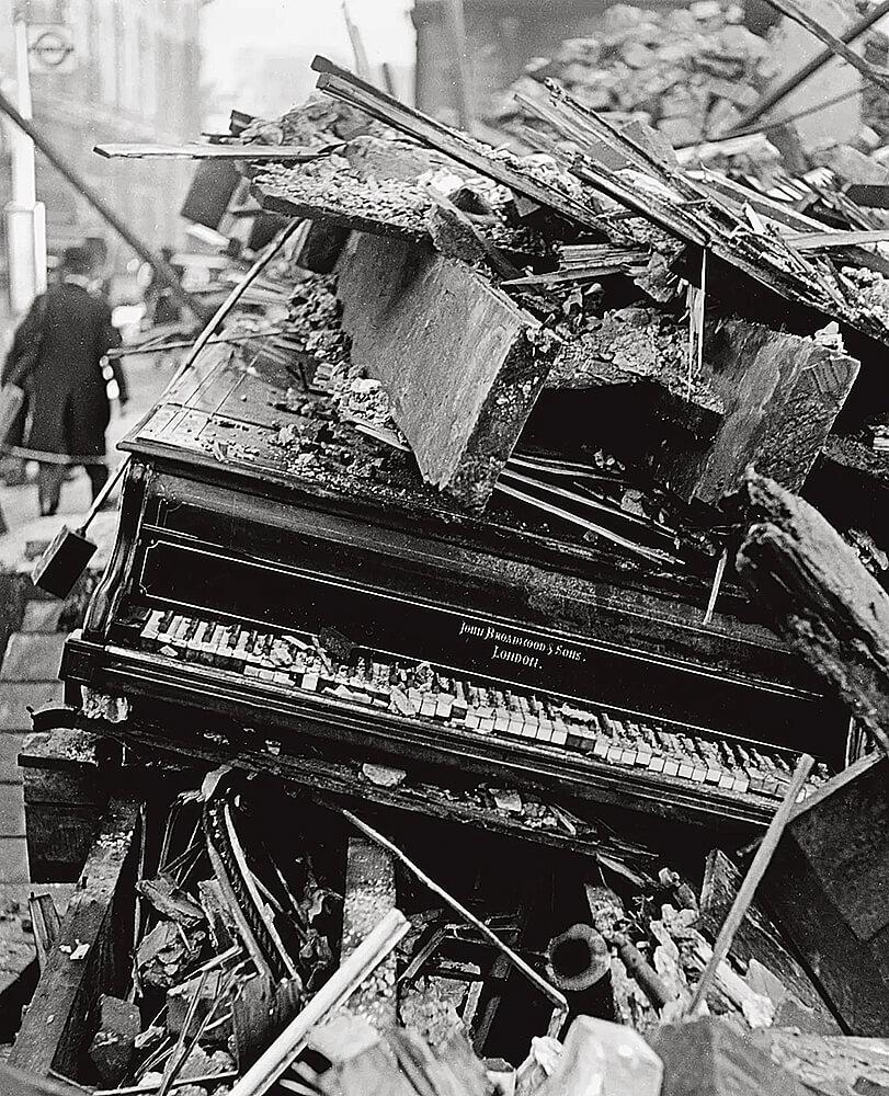 Λονδίνο (βομβαρδισμοί) Lee Miller, Πιάνο, 1940. 