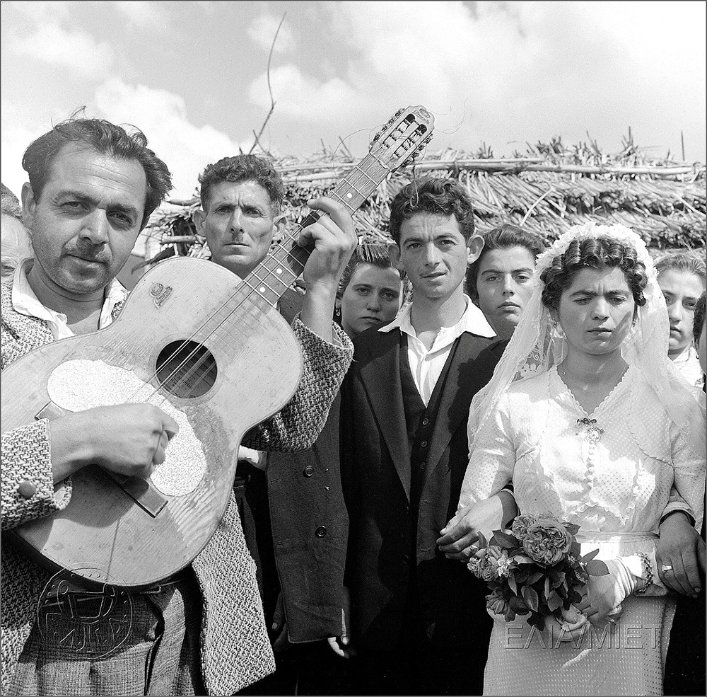 Σαρακατσάνικος γάμος στο Καρτέρι Θεσπρωτίας, 1η Μαΐου 1961. Λήψεις στο κονάκι της νύφης (οικογένεια Φερεντίνου).Φωτ. Δημήτρη Παπαδήμου 1960 (Αρχείο ΕΛΙΑ/ΜΙΕΤ)