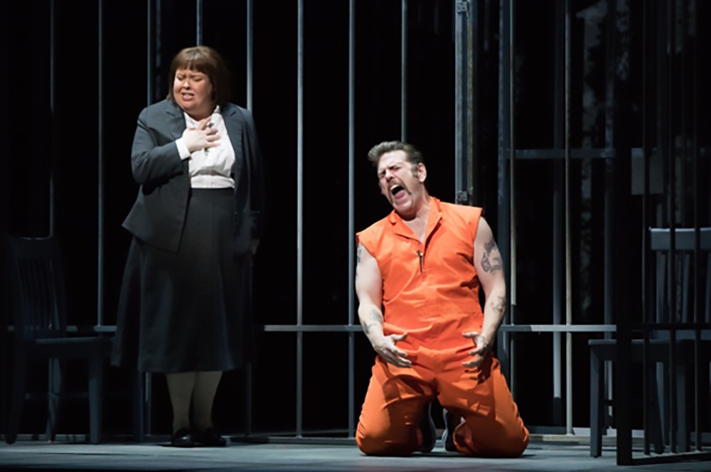 H mezzo-soprano Jamie Barton (Sister Helen Prejean) και ο βαρύτονος Michael Mayes (De Rocher) στην Όπερα της Ατλάντας