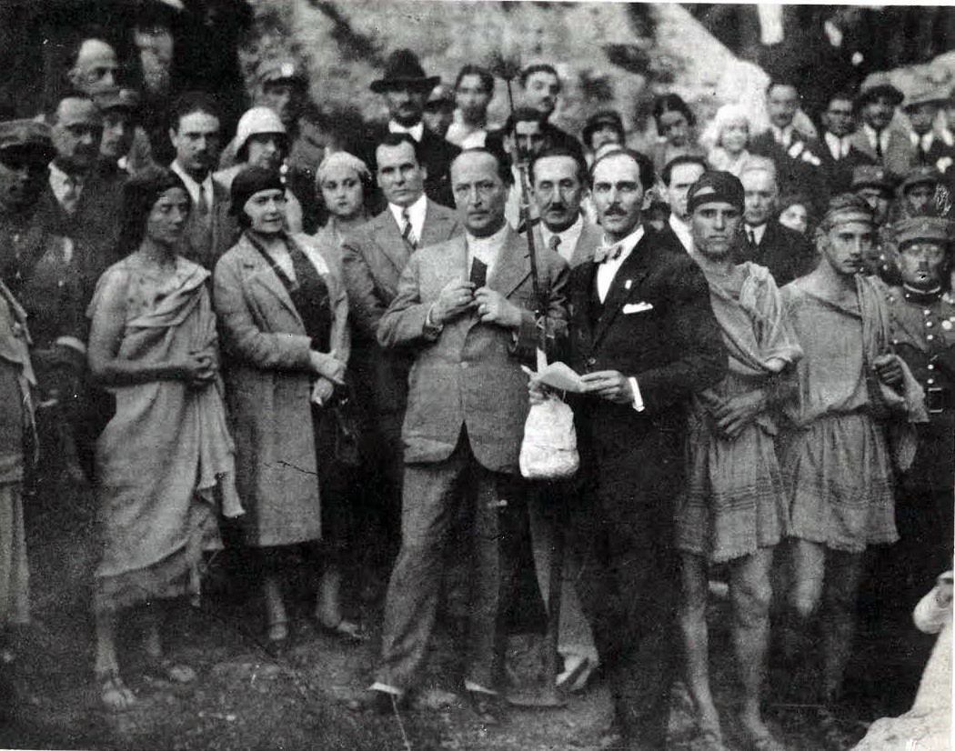 Δελφικές Εορτές 1930. Ο 'Άγγελος και η Εύα Σικελιανού με τον Γεώργιο Παπανδρέου, ηθοποιούς και θεατές (Φωτ. Αρχείο Κ. Μπουρναζάκη)