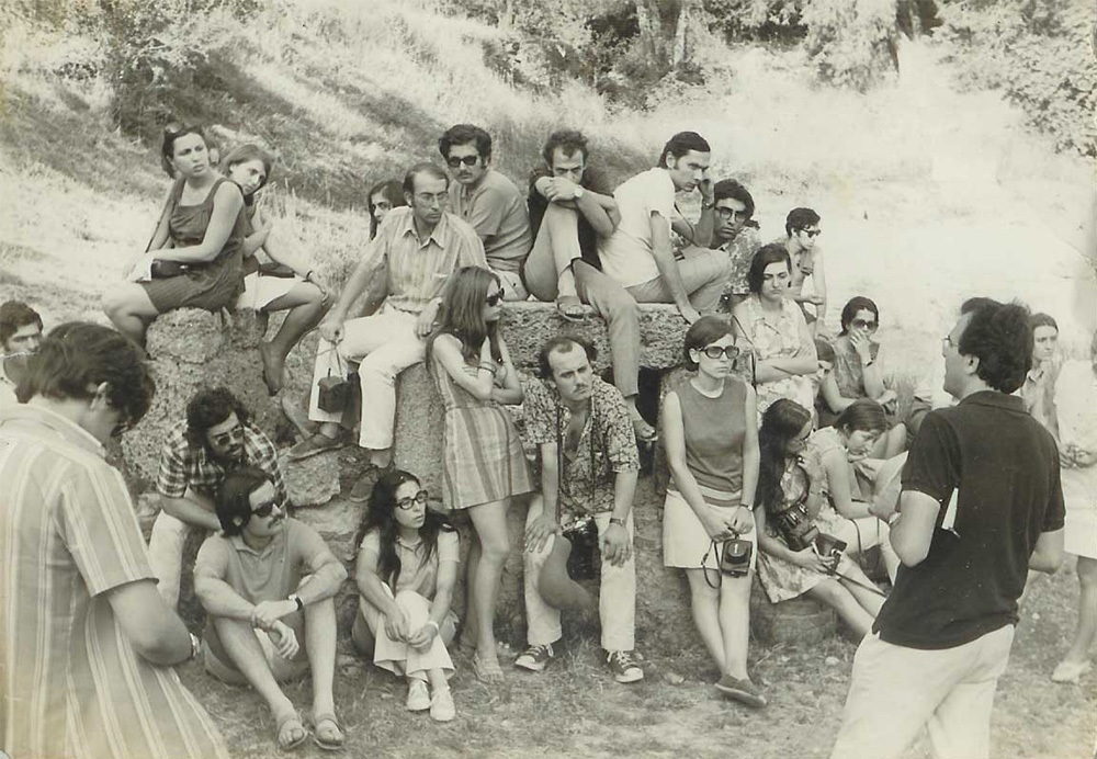 [ Η ίδια φωτογραφία, υπό άλλη γωνία, στο κείμενο του Μανόλη Κορρέ ]