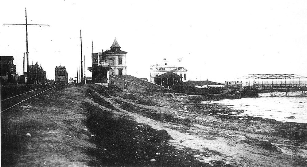 Το τέρμα του τραμ μπροστά από το Βar του Παλαιού Φαλήρου και δεξιά το λούνα παρκ «Πλάτων» (αργότερα «Φλοίσβος») 