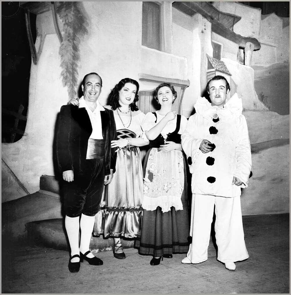 «Pagliacci» του Leoncavallo και «Cavalleria rusticana» του Mascagni στο Δημοτικό Θέατρο Πειραιά, κατά την καλλιτεχνική περίοδο 1952-53, σε σκηνοθεσία Γιώργου Καρακαντά. Ο τενόρος Κώστας Τρωγαδής (Τουρίντου), η μεσόφωνος Λουκία Χέβα-Τρούμπη (Λόλα), η υψίφωνος Φανή Αϊδαλή (Σαντούτσα) και ο τενόρος Ζαννής Καμπάνης (Κάνιο). Πηγή: Αρχείο ΕΛΣ