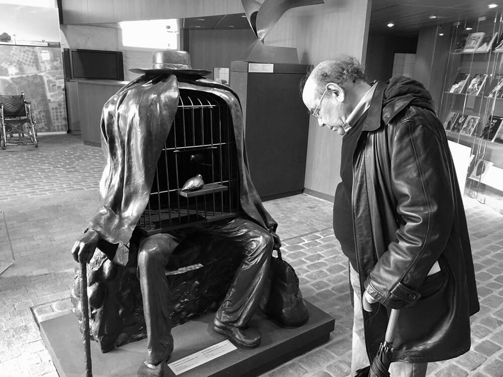 Ο ΘΒ μπροστά στον «Θεραπευτή» του Μαγκριτ. Πινακοθήκη στο Γουδή. (Φωτ. Β.Π.)