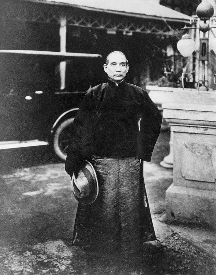 Δύο διάσημα τέκνα του Ποταμού των Μαργαριταριών στις εκβολές του: ο Σουν Γιατ Σεν και τα πανέμορφα ροζ δελφίνια...