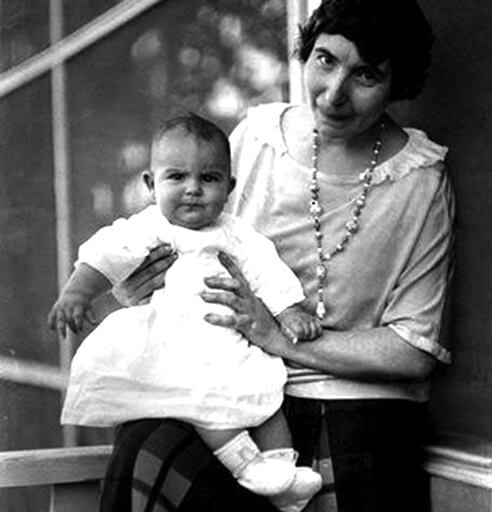 1922. Με τη μητέρα του στην Κούβα