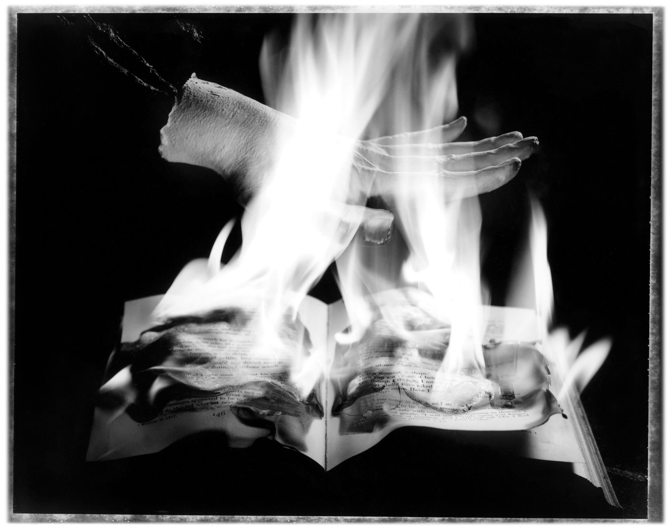 Kernan Books Burning Hand <small>/ φωτ. <a href='https://www.hartismag.gr/son-kernan' class='color-link'>Σον Κέρναν <i class='fal fa-link'></i></small></a>