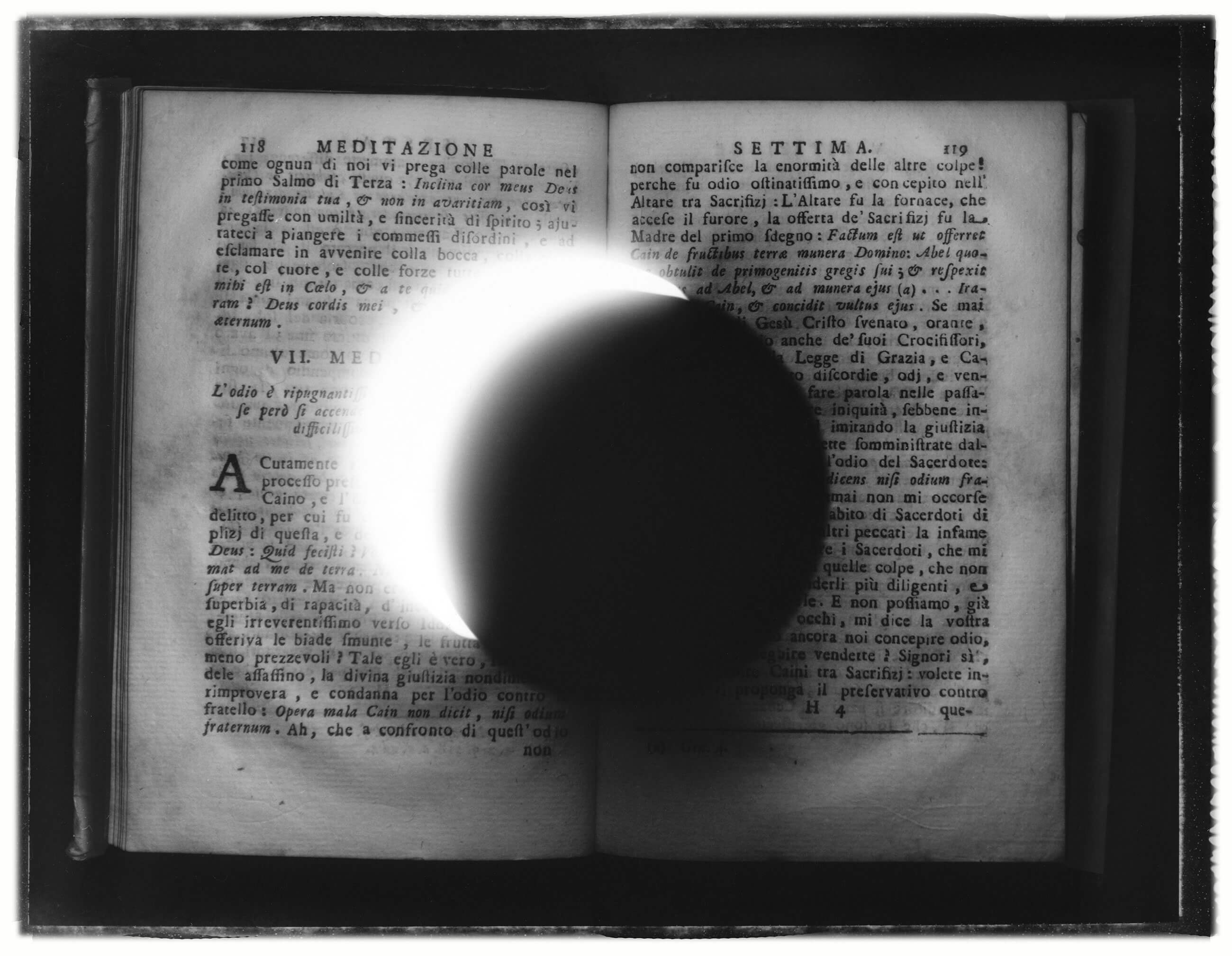 Kernan Books Eclipse <small>/ φωτ. <a href='https://www.hartismag.gr/son-kernan' class='color-link'>Σον Κέρναν <i class='fal fa-link'></i></small></a>