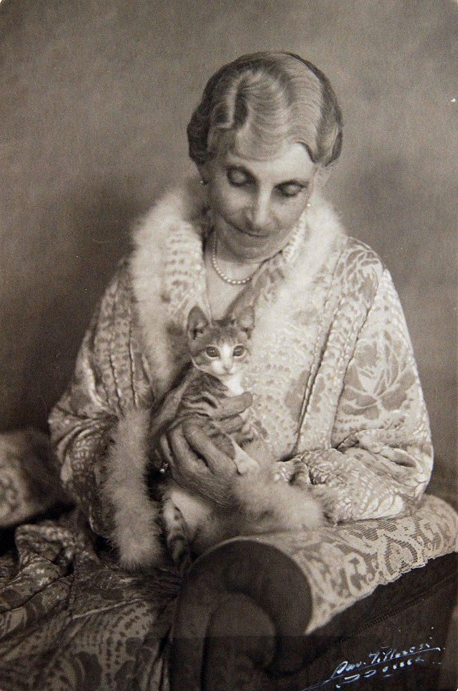 Η Σοφία Λασκαρίδου σε μεγάλη ηλικία, με τον γάτο της, τον Ριρή. [Αρχείο Νεοελληνικής Τέχνης «Σοφία Λασκαρίδου» 