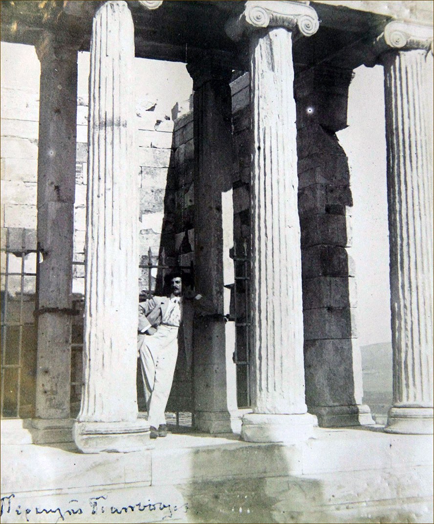 Ο Περικλής Γιαννόπουλος κρυπτόμενος, στο Ναό της Αθηνάς Νίκης, Φωτογραφία Σοφίας. Αρχείο Νεοελληνικής Τέχνης «Σοφία Λασκαρίδου» 
