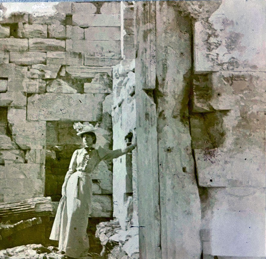 Η Σοφία Λασκαρίδου σε νεανική ηλικία στην Ακρόπολη, φωτογραφία Περικλή. Αρχείο Νεοελληνικής Τέχνης «Σοφία Λασκαρίδου» 