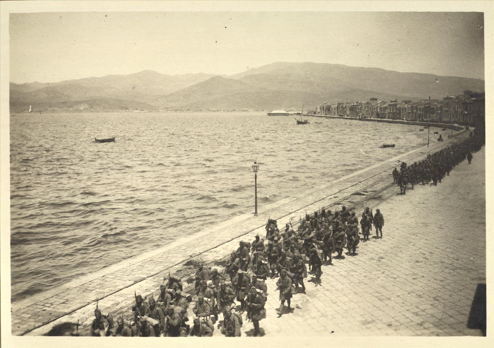 Σμύρνη. Άφιξη του ελληνικού στρατού  (Φωτογραφικό Αρχείο ΕΛΙΑ-ΜΙΕΤ)
