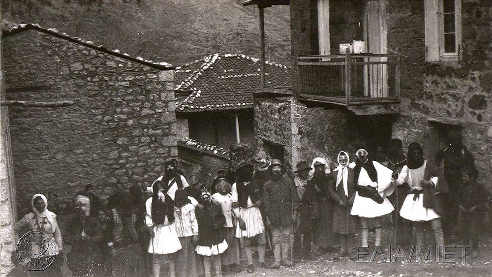 Απόκριες στην Επτάλοφο (Αγόριανη Φθιώτιδας), 1931 (από το αρχείο του ερασιτέχνη φωτογράφου Γιώργου Βαφιαδάκη). Φωτ. αρχείο ΕΛΙΑ/ΜΙΕΤ