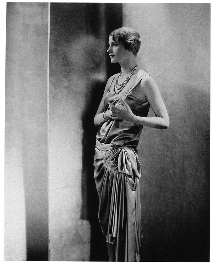 Φωτ. του Edward Steichen, με τη Lee Miller για το «Vogue», Νέα Υόρκη 1928. 