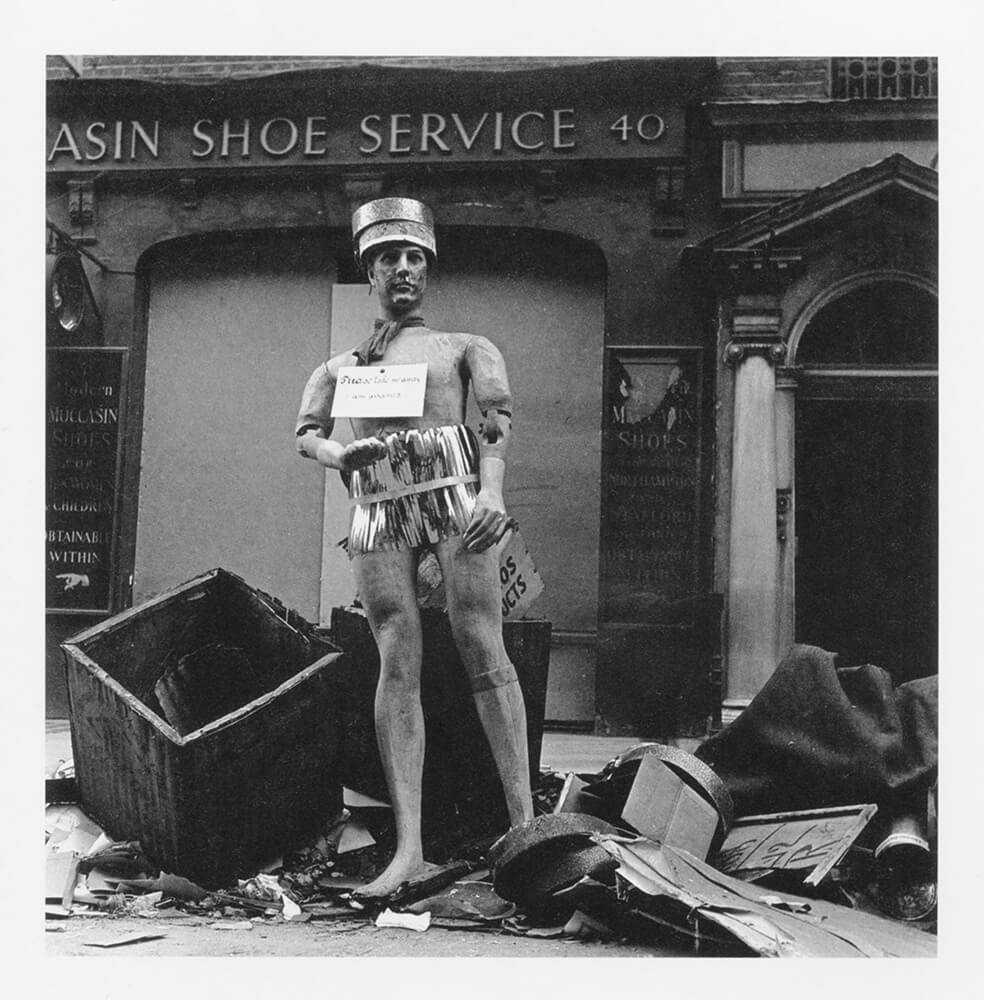 Λονδίνο 1940 (βομβαρδισμοί). Lee Miller, Πεταμένο ανδρείκελο καταστήματος, Berners street 