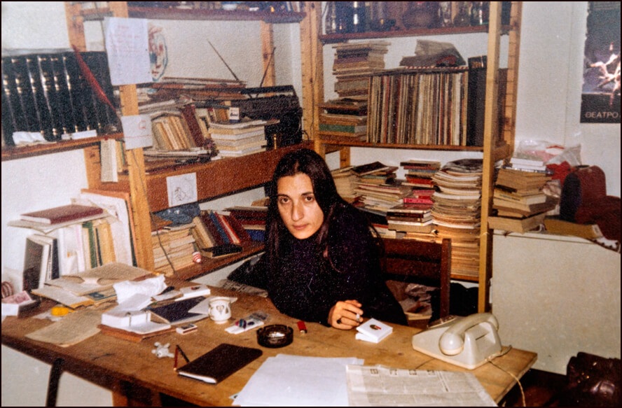 Η Μ.Κ. δεκαετία του '80, στο γραφείο του σπιτιού της στο Παγκράτι  (φωτ. © Αρχείο Βιργινίας Πισιμίση)