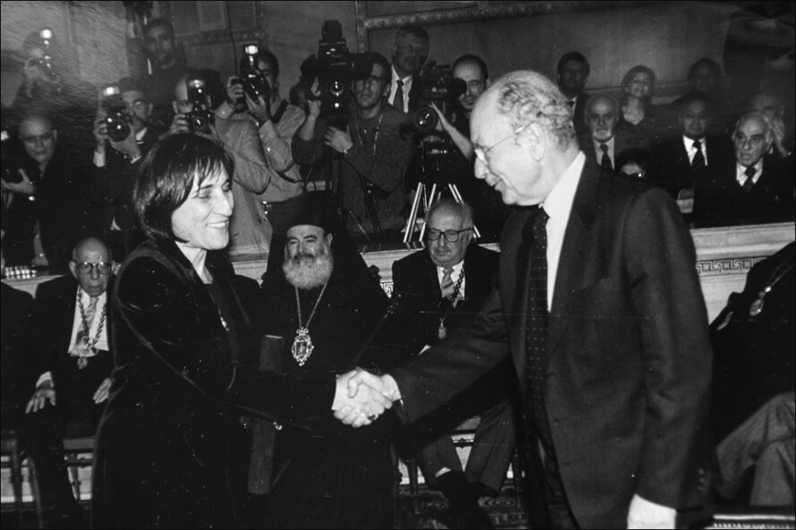Κατά την απονομή του βραβείου της Ακαδημίας Αθηνών από τον Πρόεδρο της Δημοκρατίας Κωστή Στεφανόπουλο (φωτ. © Αρχείο Βιργινίας Πισιμίση)