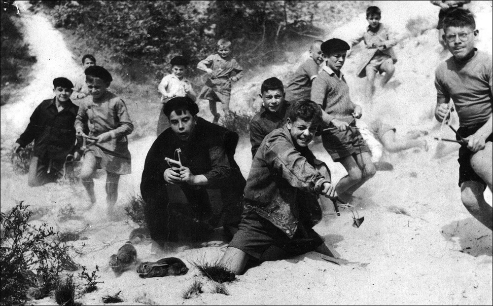 Aπό την ταινία του Υβ Ρομπέρ «Ο πόλεμος των κουμπιών» (1962)