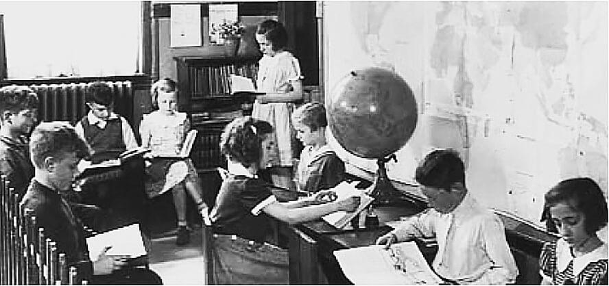 Yδρόγειος και χάρτες στο μάθημα γεωγραφίας σε αμερικανικό σχολείο του μεσοπολέμου. Πηγή: Superior view; occupation: teaching, http://www.viewsofthepast.com/topics/occupations
