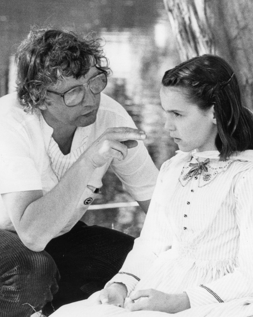 Ο σκηνοθέτης Γκάβιν Μίλαρ δίνει οδηγίες στην Αμέλια Σάνκλι πριν το γύρισμα μιας σκηνής. 