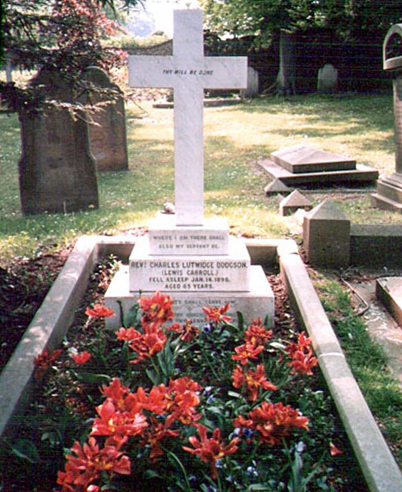 Ο λιτός τάφος του Τσαρλς Λούτγουιτζ Ντότζσον, με την προσθήκη «Λιούις Κάρολ», στο νεκροταφείο του Γκίλντφορντ, στο Σάρρεϊ της Αγγλίας. 
