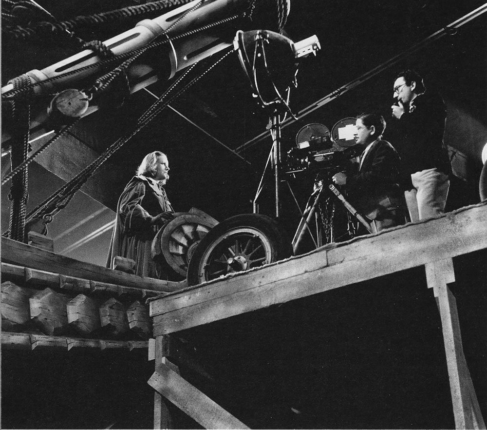 Η μυθοπλασία του αληθινού: Η Γκρέτα Γκάρμπο στο «Βασίλισσα Χριστίνα» (1933). Δεξιά, όρθιος ο σκηνοθέτης Ρούμπεν Μαμούλιαν. 