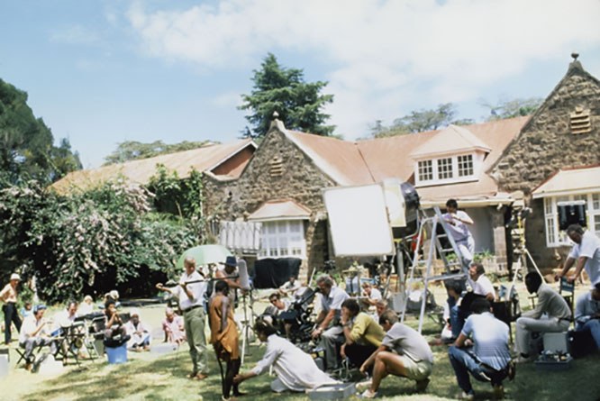 Εξωτερικά γυρίσματα έγιναν στο σπίτι της Κάρεν Μπλίξεν, έξω από το Ναϊρόμπι. Χάρη στην παγκόσμια απήχηση της ταινίας, το σπίτι έγινε αργότερα εθνικό μουσείο. 