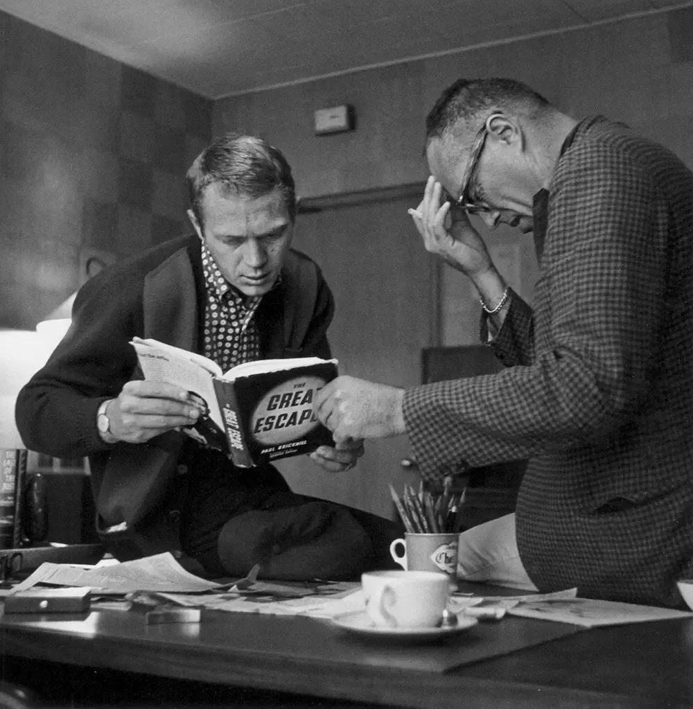Ο Στιβ ΜακΚουίν και ο σκηνοθέτης Τζον Στάρτζες συμβουλεύονται το βιβλίο του Πολ Μπρίκιλ… 