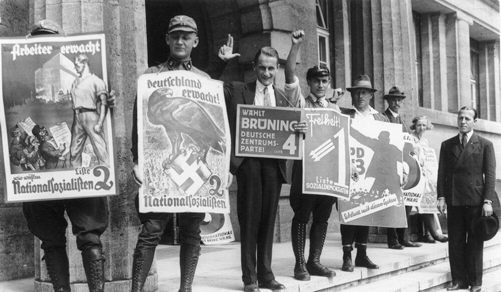 Πουλώντας ναζισμό σε μια δημοκρατία: Πικετοφορία οπαδών του –ραγδαίως ανερχόμενου- Εθνικοσοσιαλιστικού Κόμματος, στη Βαϊμάρη. 