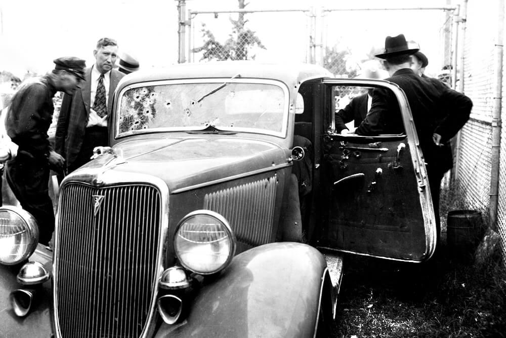 Γαζωμένη από σφαίρες η Φορντ V8 που οδηγούσε το ζευγάρι, αποτέλεσε για μεγάλο διάστημα τροπαιούχο έκθεμα της αστυνομίας του Τέξας. 