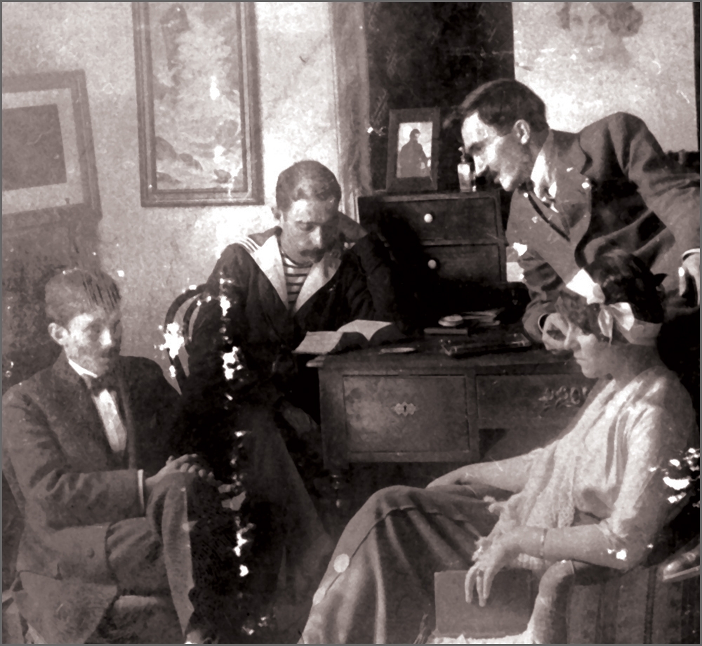 Στην Αθήνα. Από αριστερά Κ. Βάρναλης, Χ. Στεφανίδης, Νίκος και Γαλάτεια Καζαντζάκη 