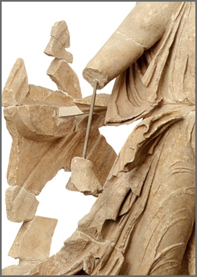 Η Νίκη του Παιωνίου (λεπτομέρεια). Φωτ. Σ. Μαυρομμάτη. Πηγή: Το αρχαιολογικό Μουσείο Ολυμπίας, εκδ. Κοινωφελούς Ιδρύματος Ι.Σ. Λάτση, 2008