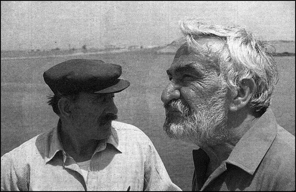 Ο Στάμος μαζί με συγγενή του στη Λευκάδα (πηγή: Επτά Ημέρες-Καθημερινή,  αφιέρωμα «Λευκάδα – Η ομορφιά του Ιονίου», 3/7/1994, σ. 32)