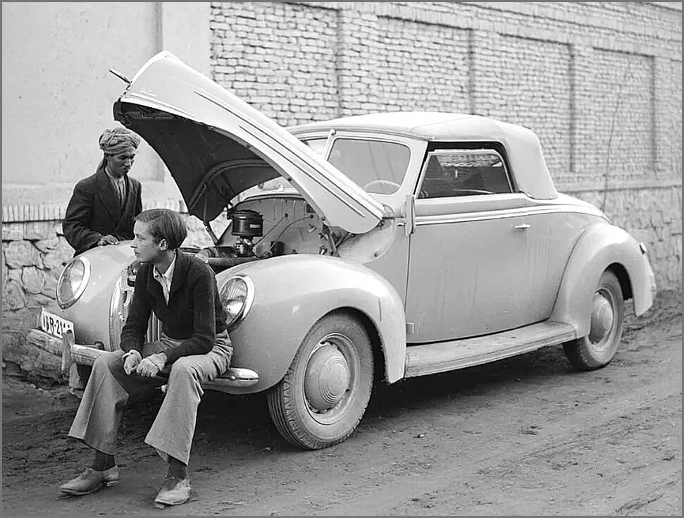 Η Annemarie Schwarzenbach κάθεται στο Ford της. Αφγανιστάν 1939-1940. Άγνωστου φωτογράφου/ Ίδρυμα Annemarie Schwarzenbach, Ελβετία