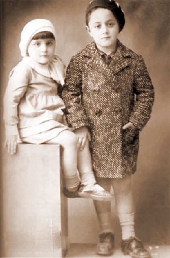 O M.X. με την αδελφή του Μιράντα σε παιδική ηλικία