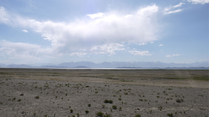 Τατζικιστάν, λίμνη στα βάθη της στέπας